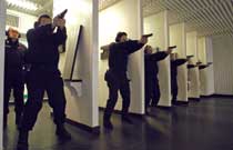 Allievi al tiro con armi corte d'ordinanza nel poligono in galleria della Scuola
