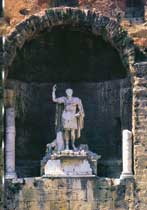 Statua onoraria di Giulio Cesare nel Teatro di Orange. 