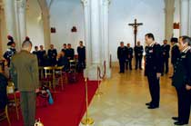 Il Comandante Generale dell'Arma Luciano Gottardo nella camera ardente allestita al Celio