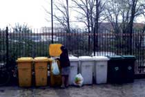 Purtroppo talvolta la raccolta differenziata di rifiuti urbani differisce da Comune a Comune (colorazioni differenti delle campane, dei cassonetti, dei sacchetti di plastica) alimentando una certa confusione nei cittadini