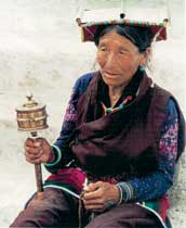Una donna sherpa nel suoi costumi tradizionali. Questo popolo riesce bene a conciliare la tradizione con la modernità