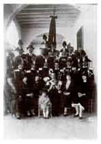Foto ricordo della consegna della Bandiera nazionale ad una migliaia di Stazioni dei Carabinieri. L'iniziativa si svolse in maniera spontanea in tutta Italia.