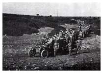 Un autocolonna composta da Carabinieri Zaptie' durante una missione esplosiva nel retroterra libico (1915).