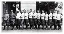 Un primitivo nucleo di Carabinieri sportivi fotografati a Roma nel cortile della Legione Allievi 1910.