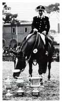 Raimondo d'Inzeo a Roma, in Piazza di Siena, a conclusione di un Concorso Ippico nel quale conseguì 4 vittorie (anni '70).