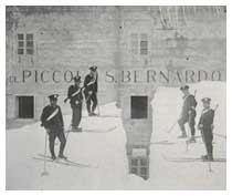 i Carabinieri sciatori al posto di controllo dei valico di frontiera al Piccolo S. Bernardo. I primi corsi di sci furono organizzati dall'Arma nel 1930.