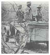ufficiali dei Carabinieri delle bande autocarrate impegnati nello studio dei terreno prima della battaglia di Gunu Gadu (aprile 1936).