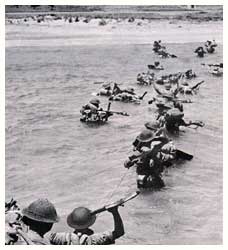 Lo sbarco alleato in una fotografia che ritrae gli uomini del 5° Seaforth Highlanders