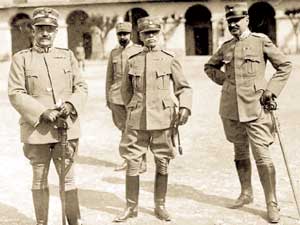 Ufficiali in unifome grigio-verde fotografati a Roma all'inizio del conflitto italo-austriaco (1915-1918).