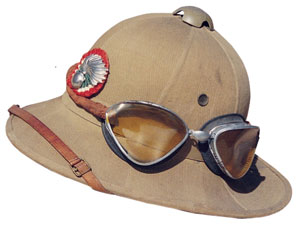 Casco coloniale modello da truppa con occhiali di protezione contro la sabbia.
