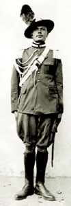 Carabiniere dell'Eritrea in grande uniforme di panno kaki (1927).