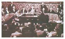 il presidente della Corte di Cassazione Pagano legge i risultati del voto. Umberto II partì partì per l'esilio di casais il 13 giugno 1946