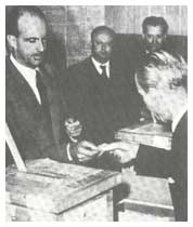 Umberto II, il re di maggio, al seggio elettorale per il referendum fra monarchia e repubblica.