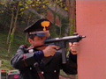 Militare del nucleo radiomobile con pistola Beretta 92/FS in posizione di tiro