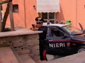 Militare del nucleo radiomobile con pistola Beretta 92/FS in posizione di tiro