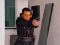 Tiratore scelto con pistola Beretta 92/FS in posizione di tiro