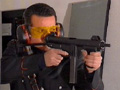 Tiratore scelto con pistola Beretta 92/FS in posizione di tiro