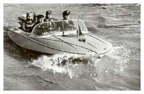 Motoscafo dell'Arma con militari subacquei in servizio nel 1960 sul Tevere, a Roma.