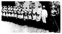 La Canea, 1899: un plotone di allievi gendarmi cretesi, durante un'esercitazione.