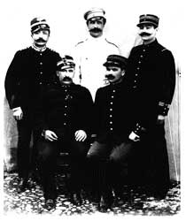 Craveri (in piedi, primo a sinistra) con alcuni membri del Corpo di Spedizione Internazionale a Creta (1897).