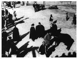 Ancora un'immagine scattata nel Celeste Impero agli inizi del Novecento. Al centro della piazza si riconoscono alcuni militari dell'Arma.