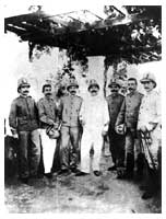 Un gruppo di sottufficiali dei Carabinieri addetti all'organizzazione ed istruzione della gendarmeria nell'isola di Creta, ai fini del Novecento.