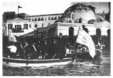 La partenza dei Carabinieri dall'isola di Creta nel 1906. A salutarli ci sono le massime autorità militari e di governo.