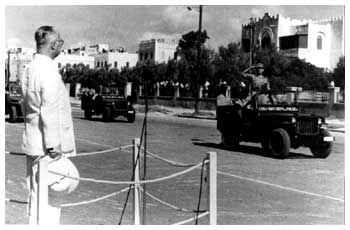 Mogadisco, 1° aprile 1951: festa del Corpo di Polizia della Somalia. Gli automezzi del Comando aprono la sfilata lungo la via principale della città.