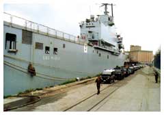 La colonna dei mezzi dell'Arma in attesa di imbarcarsi sulla nave ''San Marco'' della Marina Militare.