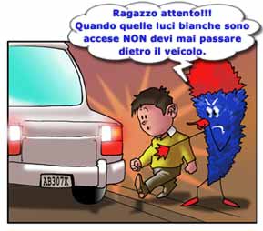 Ragazzo attento!!! Quando quelle luci bianche sono accese NON devi mai passare dietro il veicolo.