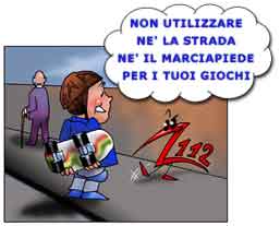 Un bambino gioca sul marciapiede