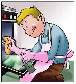 Un uomo sta pulendo il forno della cucina.