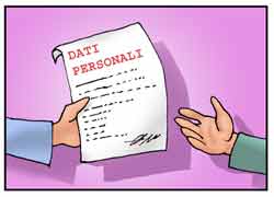 Un uomo consegna i propri dati personali ad un privato.