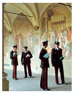 Allievi si intrattengono sotto il portico della Scuola Marescialli di Firenze - Santa Maria Novella
