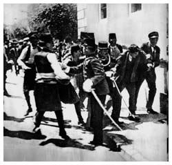 Uno dei drammatici momenti dell'assassinio di Sarajevo