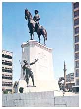 La statua che Ankara gli ha dedicato