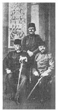 Enver Bey (in piedi), ispiratore del movimento dei 