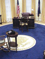La scrivania dello Studio Ovale dietro la quale siede il Presidente degli Stati Uniti d'America.