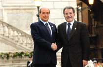 Il presidente del Consiglio, Silvio Berlusconi, con il presidente uscente della Commissione Europea, Romano Prodi, che ha prolungato il suo mandato in attesa che la nuova Commissione, presieduta da José Manuel Barroso, ottenesse la fiducia dal Parlamento Europeo.