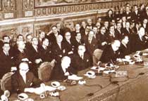 Una foto storica: il 25 marzo 1957, i rappresentanti di Italia, Francia, Germania, Belgio, Olanda e Lussemburgo firmano nella sala degli Orazi e Curiazi, in Campidoglio, i Trattati istitutivi della comunità Europea.