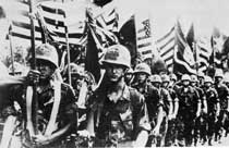 1969, marines americani sfilano in Vietnam.