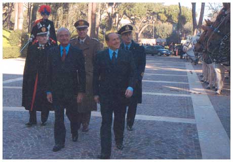 Presidente Berlusconi e il Ministro Martini passano in rassegna il drappello del Reggimento a Cavallo