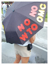 Un momento dell protesta nelle strade di Cancun, in Messico, contro lOmc (Organisation Mondiale du Commerce) e la Wto (World Trade Organization), lo scorso settembre, mentre era in corso la quinta Conferenza Ministeriale della Wto