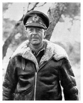 Il generale britannico Alexander impegnato insieme a Montgomery ad El Alamein contro l'Armata italo-tedesca