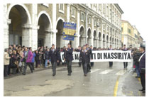 Il presidente dell'Anc, gen. Colavito apre la sfilata davanti allo striscione -Onore ai caduti di Nassiriya-
