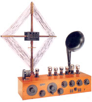 Una radio ricevitore a sette valvole del 1927, di fabbricazione italiana.