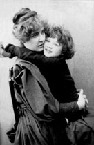 Un'immagine del 1889 ritrae Costance, moglie dello scrittore, con in braccio il piccolo Cyril.
