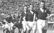 I giocatori del Torino entrano in campo per disputare la loro ultima partita.