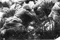 Un soldato del nostro Esercito in azione lungo la Linea Gustav.