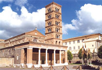 L'ingesso dell'Abbazia e la splendida navata centrale